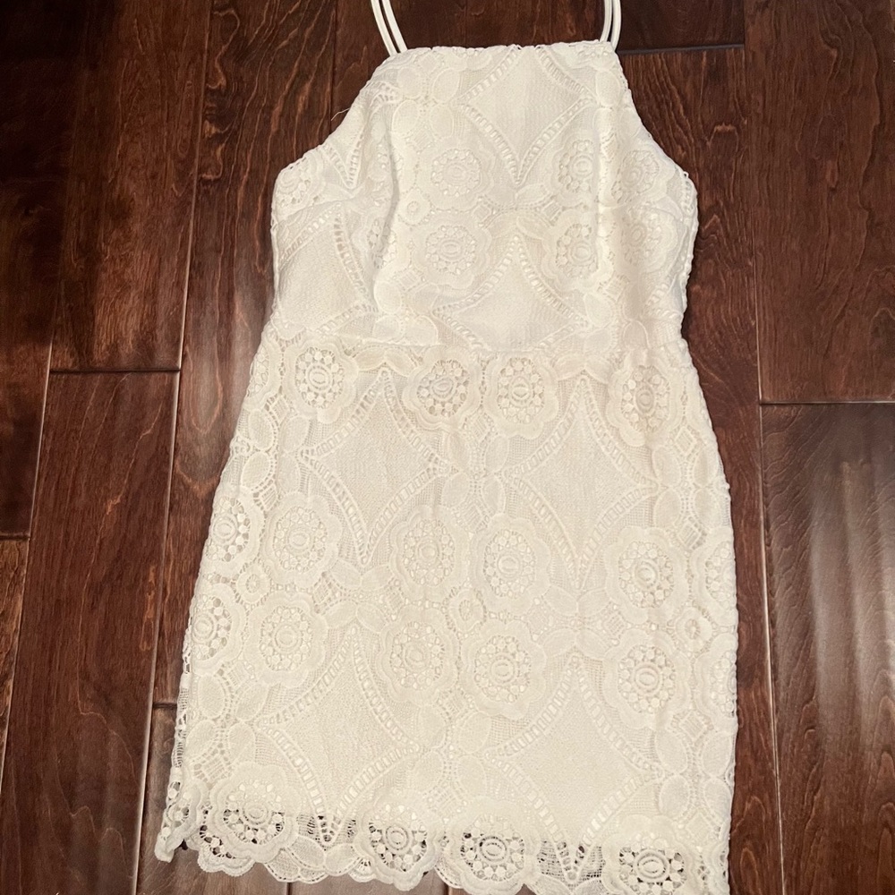 White bridal dress! Fitted but comfortable! Floral design, like new!